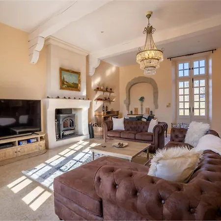 Elite 7-bedroom Near Damiatte