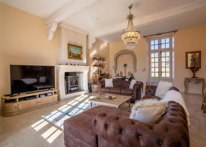 Elite 7-bedroom Near Damiatte